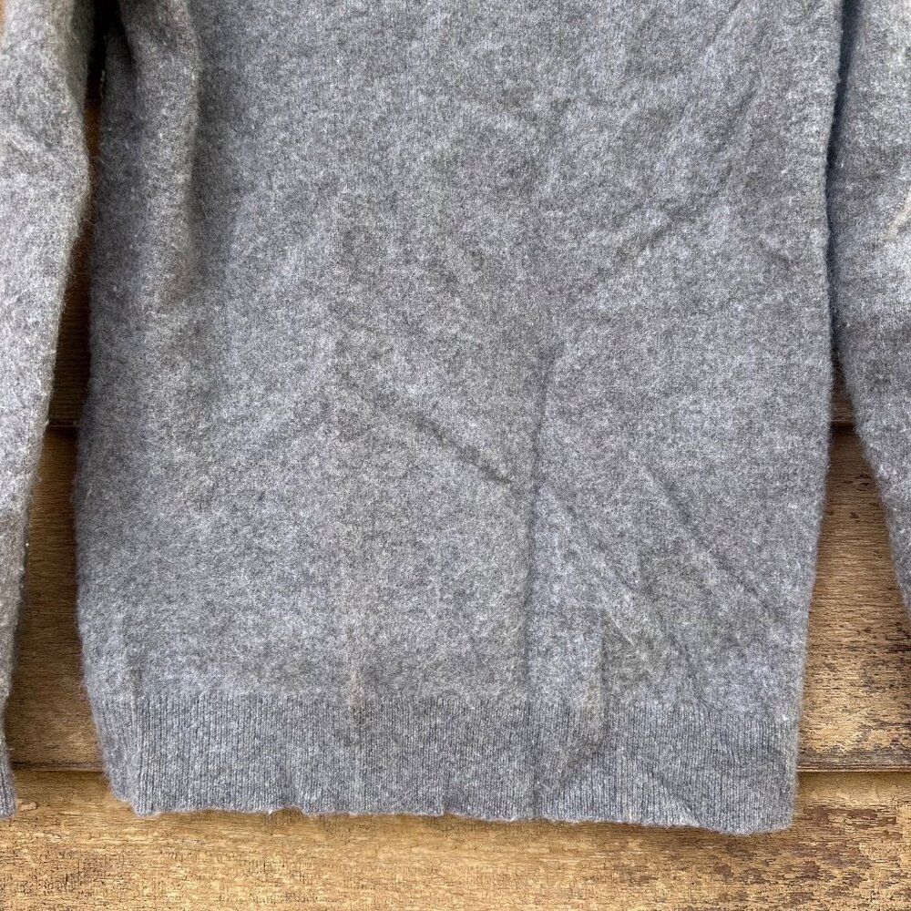 C By Bloomingdales 100% Cashmere Womens Sweater M Gray Long Sleeve Soft Knit Pul - Picture 7 of 7
